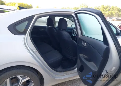 2021 Kia Forte Lxs z USA, uszkodzony, nr VIN 3KPF24AD2ME352667